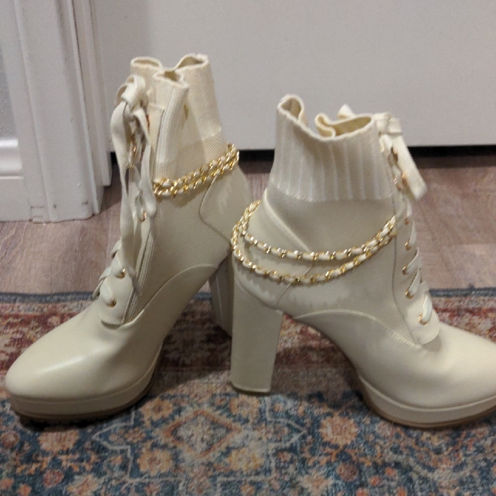 NWoB Shoe Dazzle Cream Heeled Sweater Boots with Gold Chains